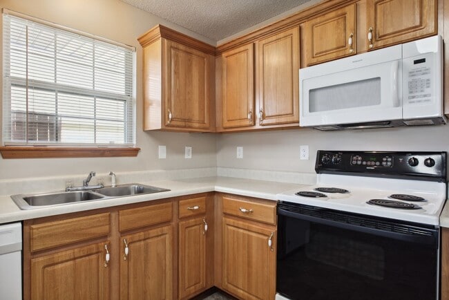 Building Photo - 2 Bedrooms,  1.5 Baths-Grain Valley