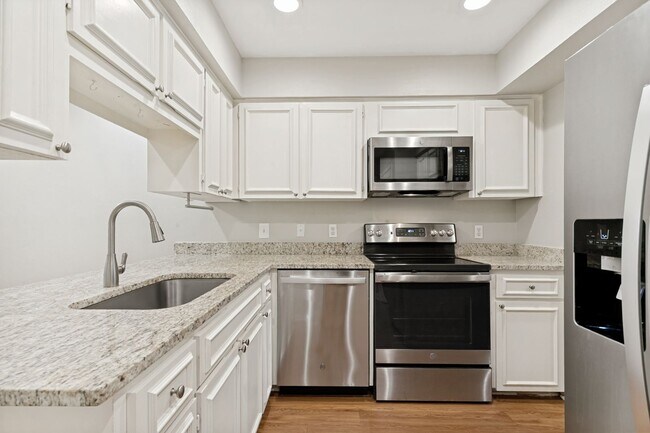 Building Photo - GROUND-FLOOR 2-BEDROOM ALAMO HEIGHTS CONDOMINIUM