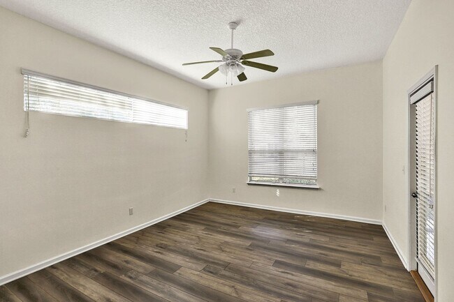 Building Photo - Great 4 bedroom/ 2 bathroom home in Eagle Harbor