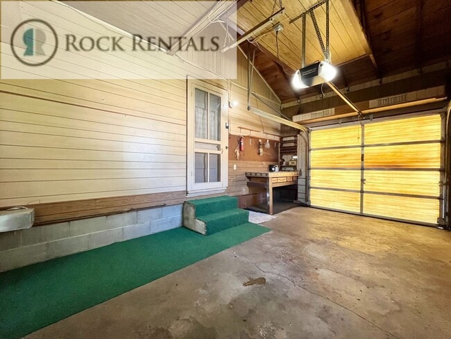 Building Photo - 705 W 18th Ave