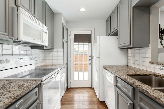 Building Photo - 1 Bed, 1 Bath condo near Lower Greenville!