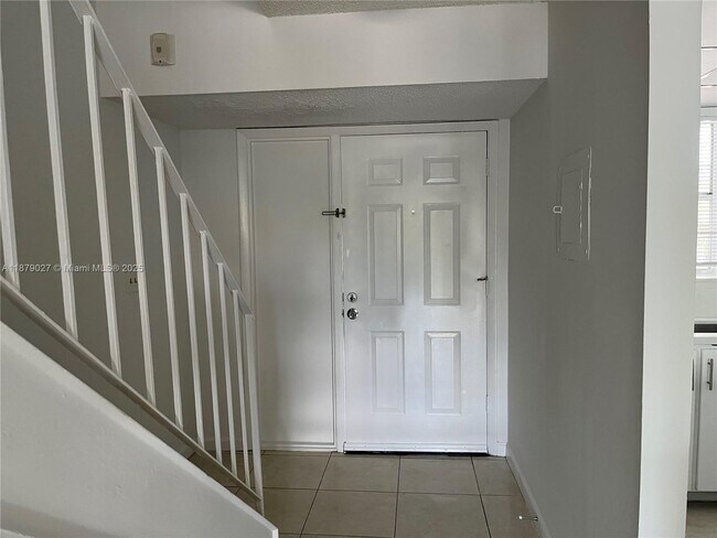 Building Photo - 9365 Fontainebleau Blvd