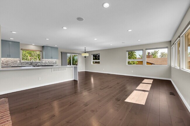 Building Photo - $3,600, 4-Bed, 3-Bath Updated Home in Mani...