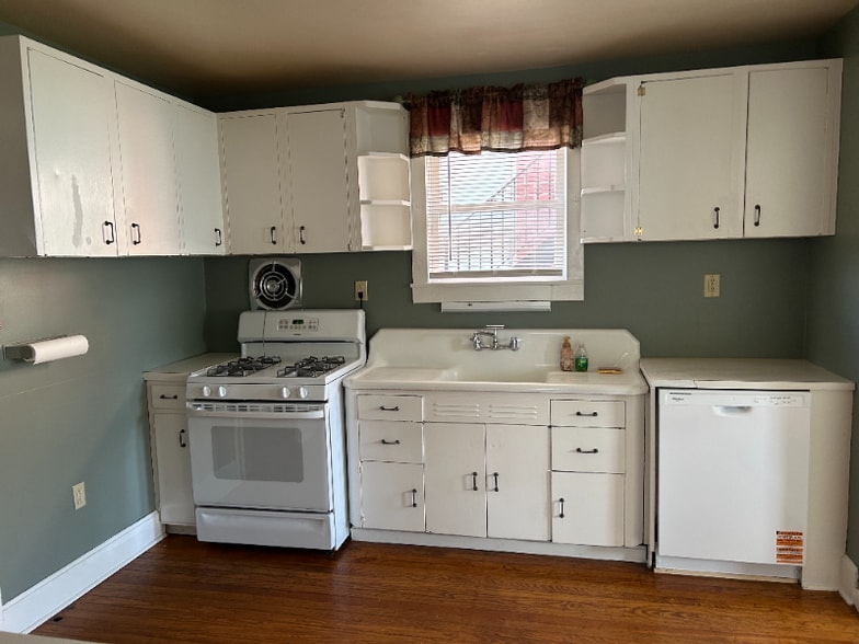 Building Photo - 318 E Middle St