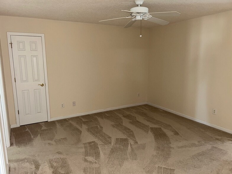 Building Photo - 3809 Doe Ln