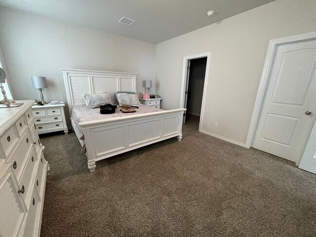 Building Photo - Modern Elegance Meets Prime Location – Stu...