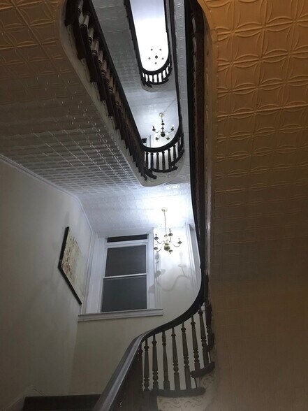 Stairway... to heaven? - 1901 E Lombard St