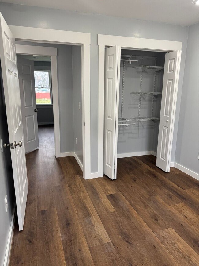 Building Photo - 913 E Myrtle Ave