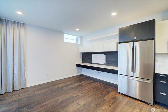 Building Photo - 2Bd/1.75Ba Seattle Townhouse