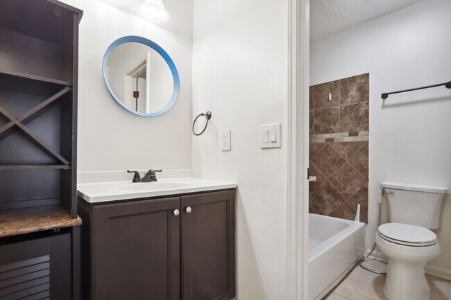 Building Photo - 2 Bedroom 2 Bathroom In A Private Community