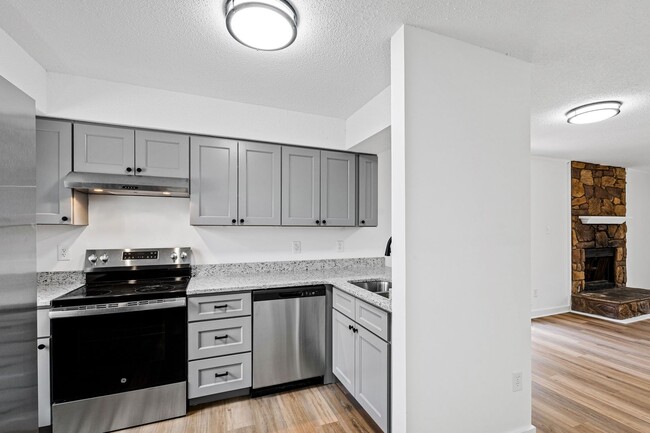 Building Photo - Stunning Fully Renovated End-Unit Apartmen...