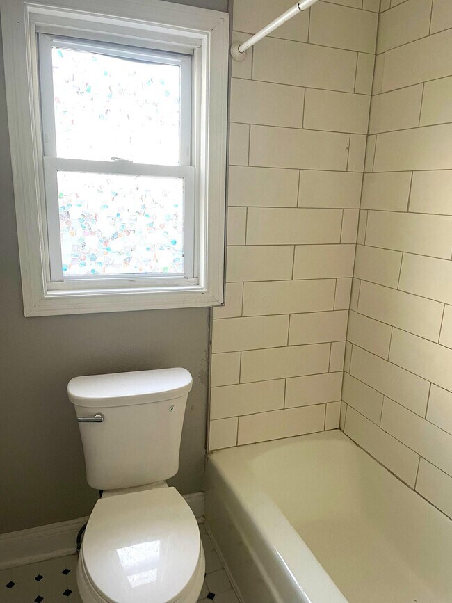 Building Photo - 264 W 8th St