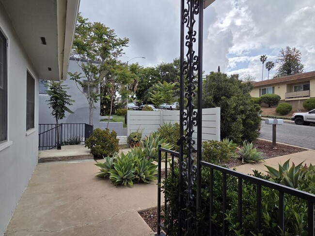 Building Photo - Move-In Ready 2-Bedroom Escondido Charmer!