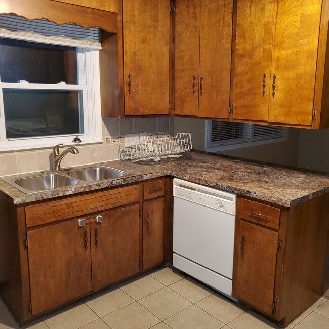 Kitchen - 1020 W 29th Ter