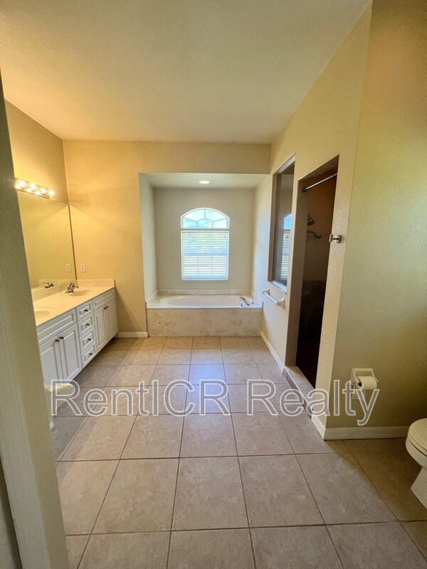 Building Photo - 4970 Easter Terrace