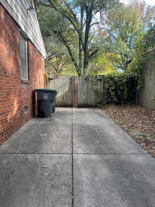 Building Photo - 1022 S White Station Rd