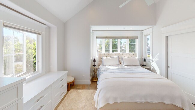 Building Photo - 3bed/3.5 Bath School Year Rental