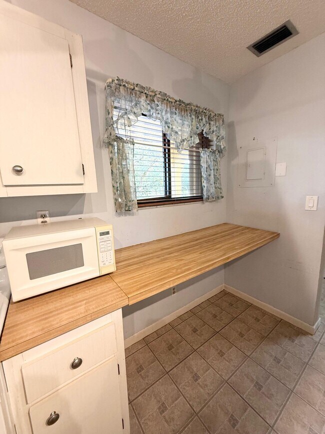 Building Photo - 930 SW 9th St Cir