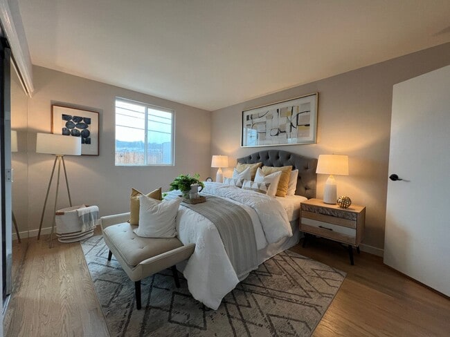 Building Photo - Remodel Detached 4 Bed / 2 Bath Home Near ...