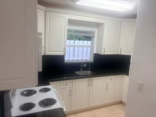 Building Photo - 1801 NE 25th Ave