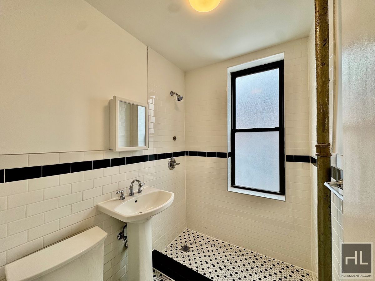 Building Photo - 79 STREET Stunning 2 bedroom close to all