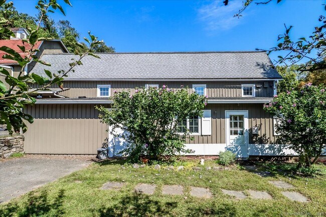 Building Photo - 155 Squash Hollow Rd