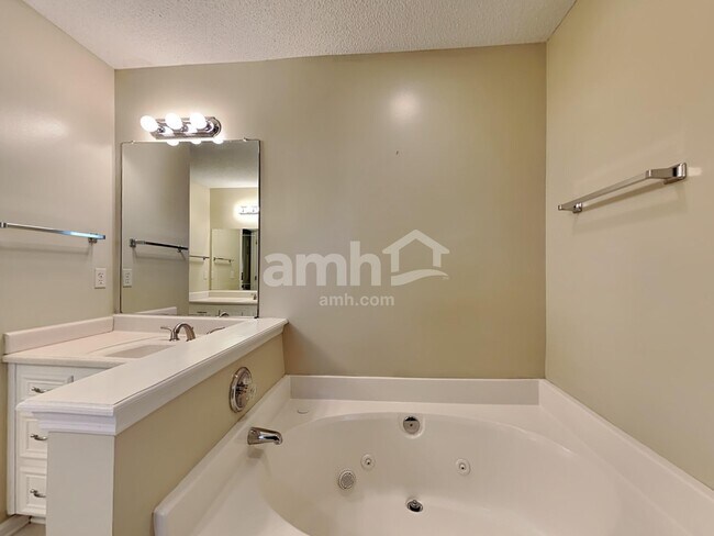 Building Photo - 602 Majestic Oak Dr