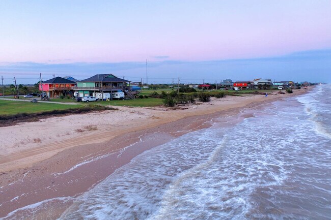 Building Photo - 994 Dolly St