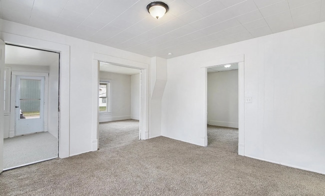 Building Photo - Selling - River Street