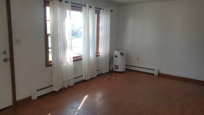 Building Photo - 3 bd, 2 ba house NE Columbia, 2nd living room downstairs, fenced, w/d included