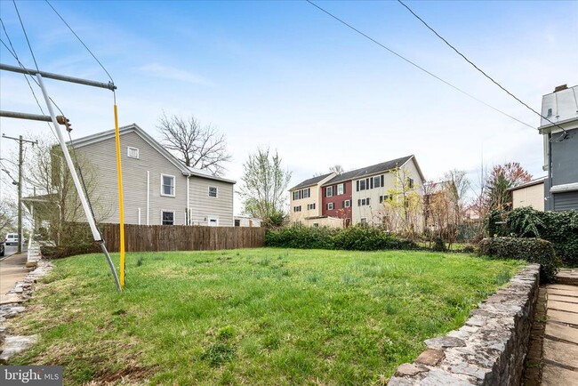 Building Photo - 402 S Loudoun St