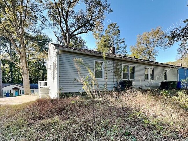Building Photo - Charming 2BR Duplex with Modern Comfort an...