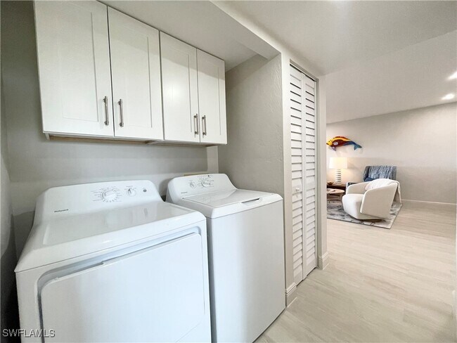 Building Photo - 12945 Vanderbilt Dr