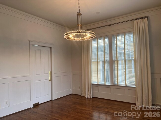 Building Photo - 711 E 9th St