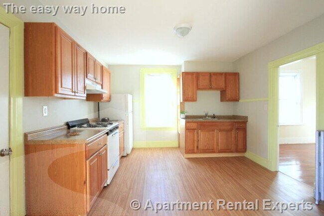 Building Photo - 569 Main St