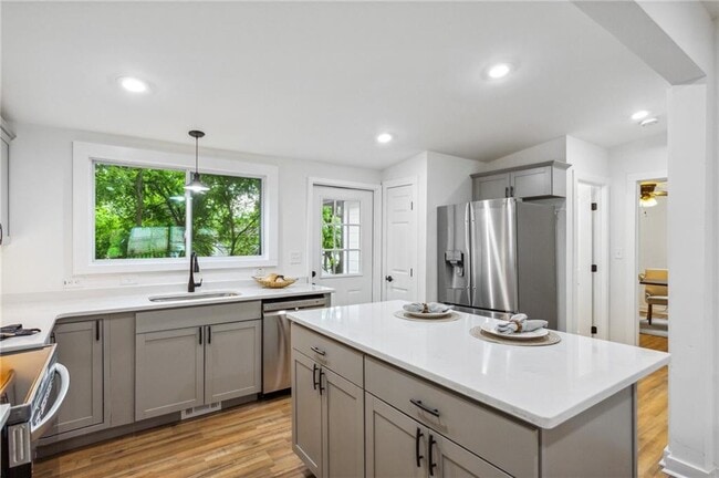 Building Photo - 698 Garibaldi St SW