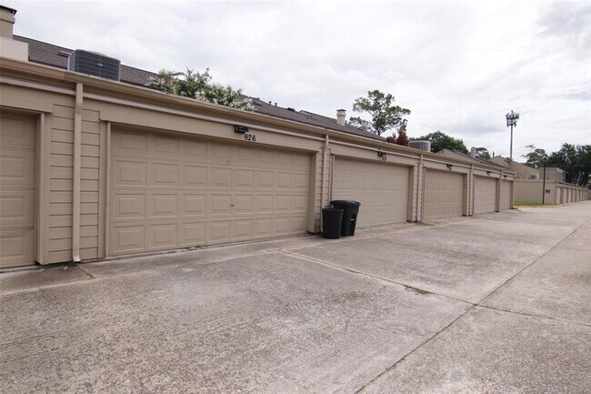 Building Photo - 926 Memorial Village Dr