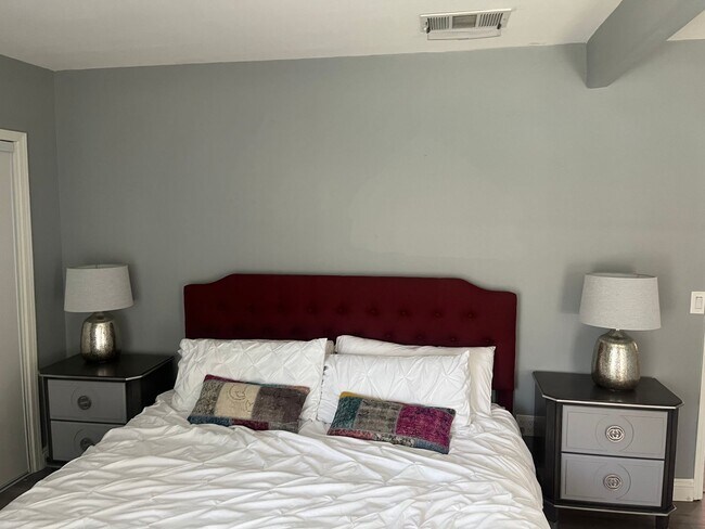 Building Photo - POOL HOME 3 BEDROOMS 3 BATHS