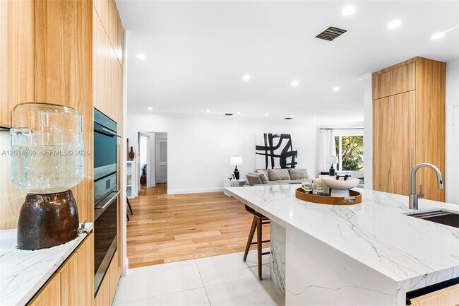Building Photo - 6145 La Gorce Dr