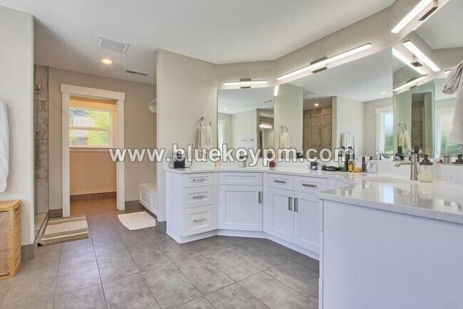 Building Photo - 3 Bed, 2.5 Baths Luxury Home Located Near ...