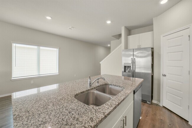 Building Photo - 21610 Desert Lilly Rd