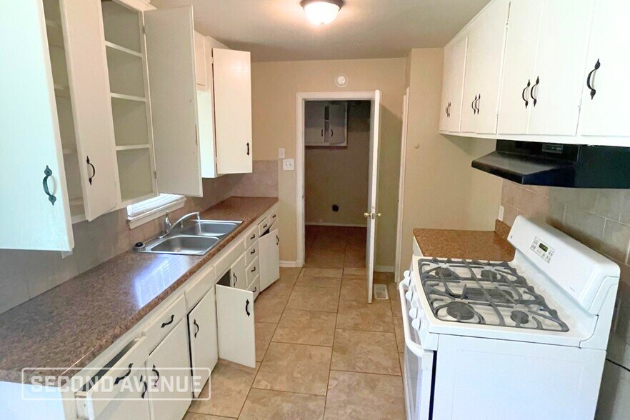 Building Photo - 1601 Reding Dr