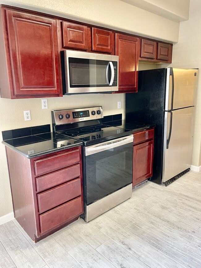 Building Photo - Stunning 3 Bedroom Condo In Scottsdale!
