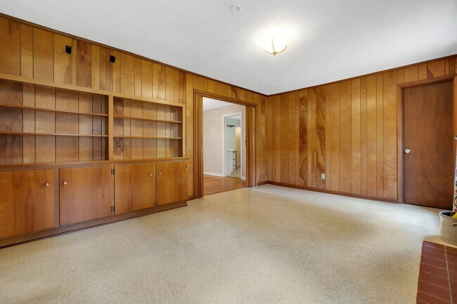 Building Photo - Stunning 3 Bedroom 2 Bathroom Mid-Century ...