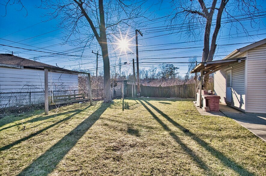 Building Photo - 7014 N Kilbourn Ave