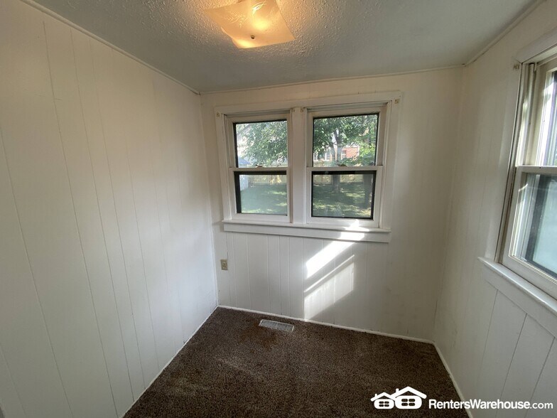 Building Photo - 1229 Merle Hay Rd