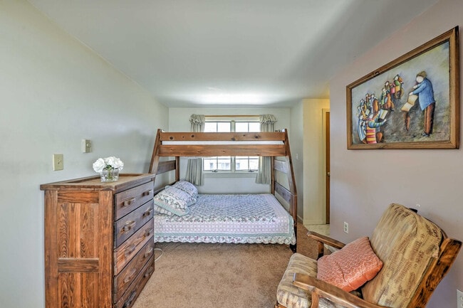 Building Photo - 352 Shore Rd