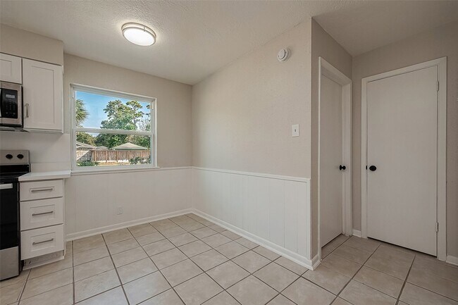 Building Photo - 23130 Bayleaf Dr