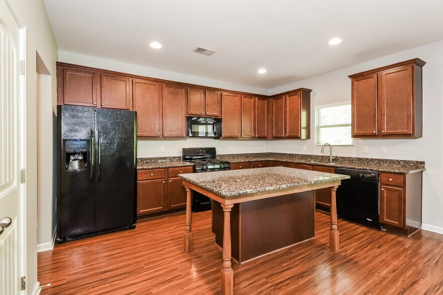 Building Photo - 930 Walking Stick Trail NE