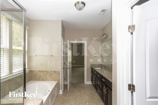 Building Photo - 2708 Woodlands Creek Dr